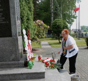 Wójt gminy Wyry, Barbara Prasoł złożyła wieniec w hołdzie poległym