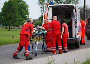 Motocyklista został przeniesiony do kabiny śmigłowca
