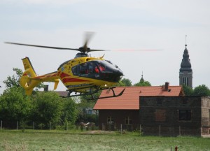 Śmigłowiec nad łąkami w rejonie ul. Rybnickiej