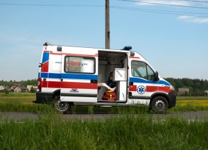 Kobieta ranna w wypadku została przewieziona karetką pogotowia do szpitala