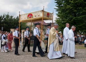 Procesja z Najświętszym Sakramentem przed kościołem parafialnym pw. św. Apostołów Piotra i Pawła